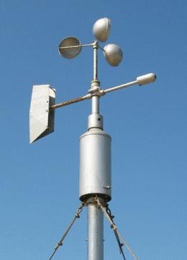 Притоа, на секоја страна од светот одговара по еден контакт. Така добиената информација за положбата на ветрот, со електрични спроводници се пренесува на покажувачот за правецот на ветрот.