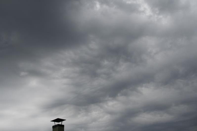 Слика 10. Stratocumulus undulatus Облаците во форма на банки, ќебиња или слоеви во кои постои и бран.