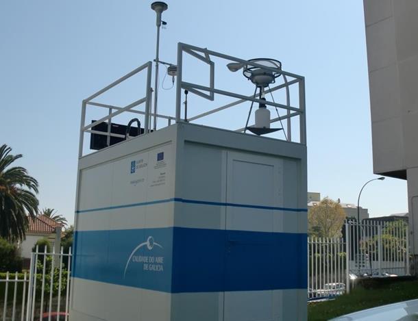 Hernández. Está equipada con diversos analizadores, unha estación meteorolóxica e un panel de información dos datos horarios a tempo real. Localízase nas coordenadas 43.367091, -8.420599.