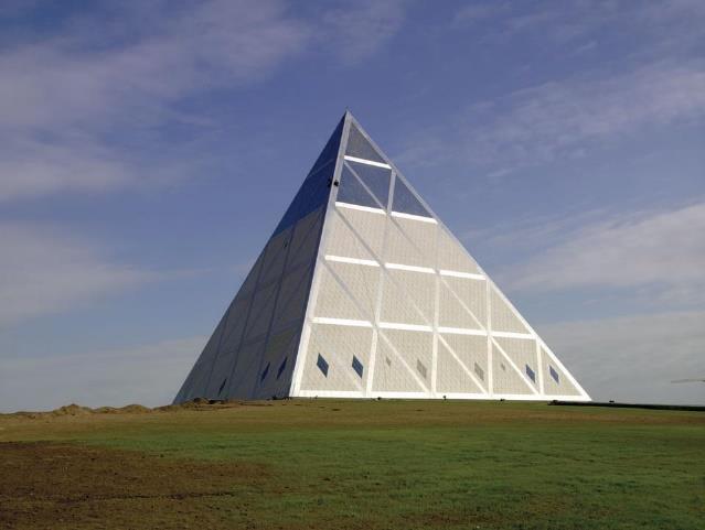 C 6 Pyramída s výškou h = 62 m pri teplote 0 C má dĺžku strany štvorcovej základne a = 62 m a nachádza sa na betónovej doske s hrúbkou d = 15 m.