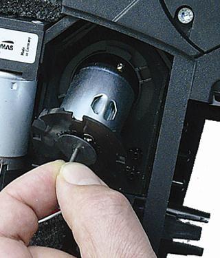 Trageţi furtunurile de intrare şi ieşire de pe soclurile din unitatea de analiză.
