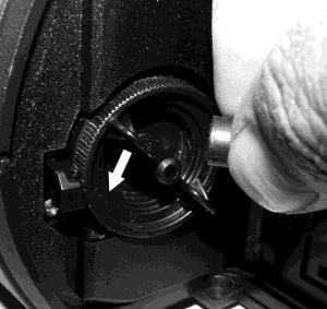 7 Întreţinerea produsului 6. Desfaceţi conectorul, scoateţi motorul. 7. Apăsaţi conectorul noului motor. 8. Aşezaţi noul motor al pompei de condens în suport. 9.