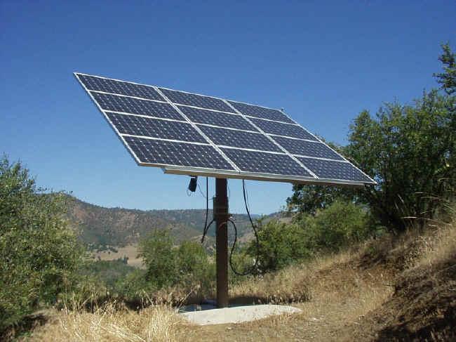 Postavitev PV generatorja SLEDLJIV (2-osno): Moduli pritrjeni na konstrukcijo, ki dnevno sledi soncu in nagibu Potrebna dodatna