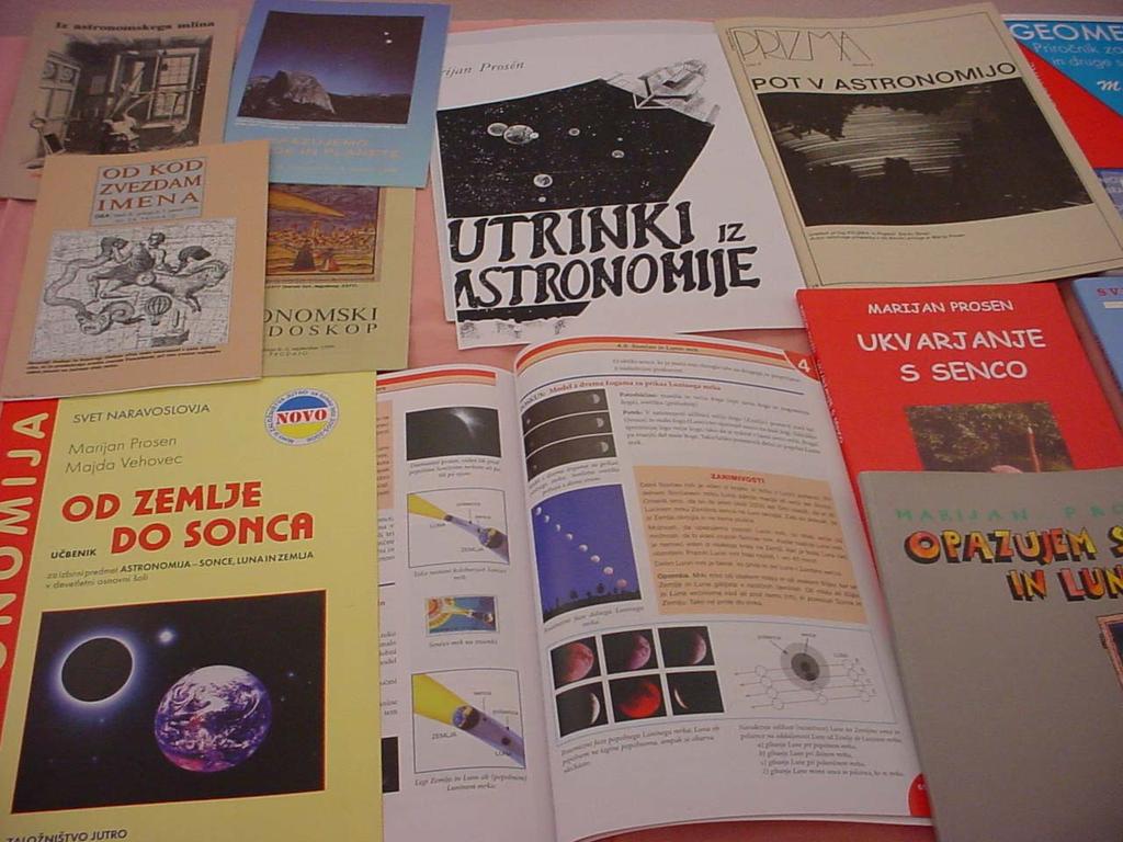 Utrinek iz razstave publicističnega, pedagoškega in drugega dela M. Prosena leta 2005 v Šenčurju 7. Uvod k poglavju Zemlja v vesolju v zbirki Voda bo gnala moj mlinček, Zavod RS za šolstvo, 1997. 8.