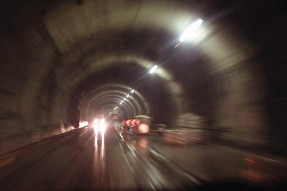 Κεφάλαιο 1: Εισαγωγή να παρέχει στον οδηγό τη δυνατότητα να καθορίζει: i. την κατάσταση του δρόµου στο τµήµα που θα διανύσει στα επόµενα 5-10 sec, ii.