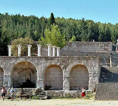 ΚΩΣ Ασκληπιείο Ένα από τα γνωστότερα μνημεία της Κω είναι το Ασκληπιείο. Ήταν κτισμένο 3.5χλμ από την πόλη, στις πλαγιές ενός λόφου.