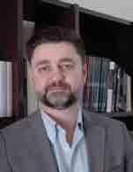 Έλαβε μεταπτυχιακό τίτλο Master of Science (2005) στο γνωστικό αντικείμενο της Διοίκησης Επιχειρήσεων (MBA) από το Οικονομικό Πανεπιστήμιο Αθηνών.