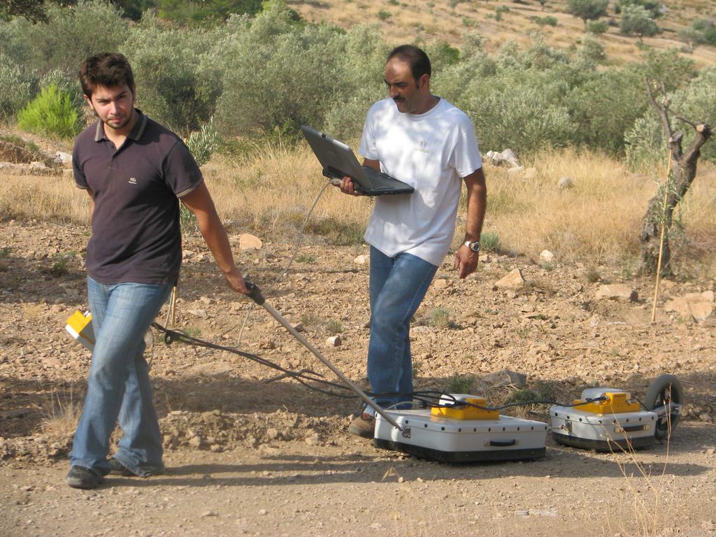 Συµπεράσµατα: Στην εικόνα 6.9 φαίνονται οι τοµές γεωραντάρ σε σχέση µε τα ήδη αποκαλυµµένα αρχαία. Στις εικόνες 6.10 έως 6.