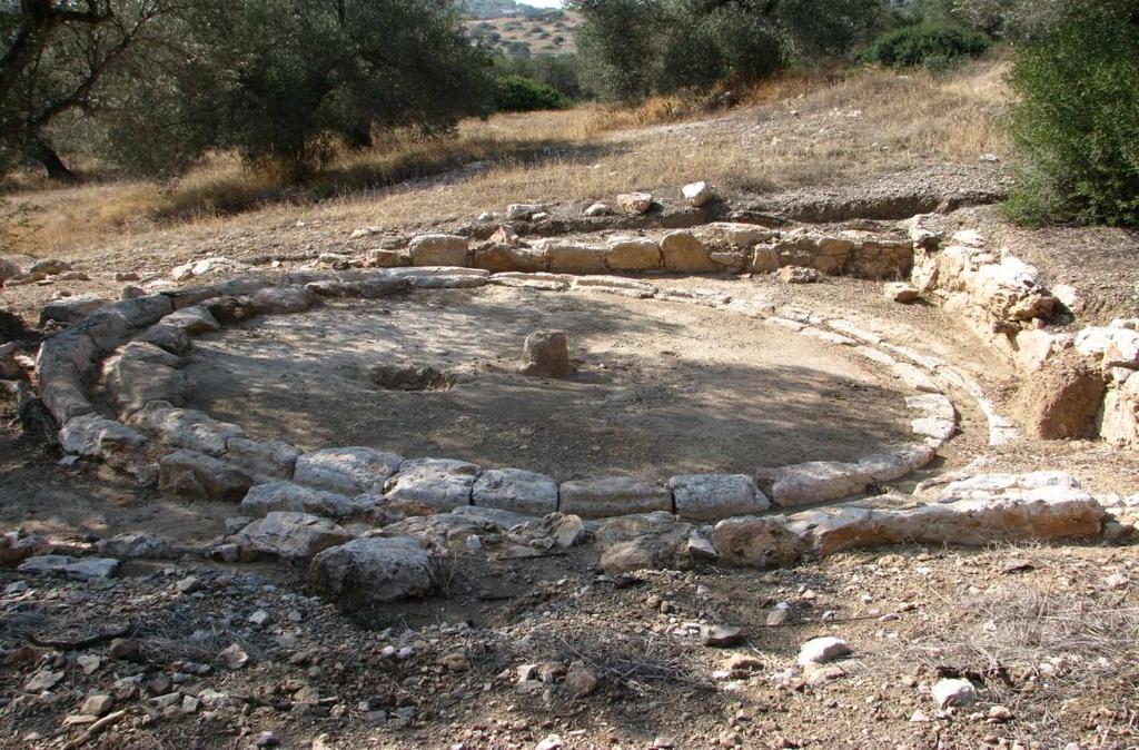 ενώ οι βαρείς κόκκοι του µεταλλίτη (συµπύκνωµα) παραµένουν στις κοιλότητες του ρείθρου και κατανέµονται σ αυτές