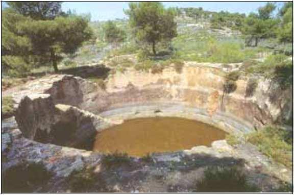 Ελικοειδές πλυντήριο. Έχει βρεθεί µόνο στη Λαυρεωτική. Αποτελείται από ένα µαρµάρινο ελικοειδές ρείθρο διαµέτρου 6µ. και µήκους 16µ., µε υψοµετρική διαφορά 10-30 εκ. µεταξύ των δύο άκρων του.