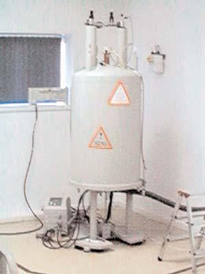 Características Técnicas Bruker ARX400 - Imán supercondutor de 400 MHz (protón) - Unidade de temperatura variable VT2000 - Sistema de gradientes de ata 50 G/cm - Software XWIN-NMR