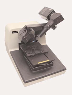 Perfilometría Introdución SERVIZO DE NANOTECNOLOXÍA E ANÁLISE DE SUPERFICIES 42 O perfilómetro mecánico Veeco (modelo Dektak 3) permite medir espesores de capas delgadas, altura de cráteres, e