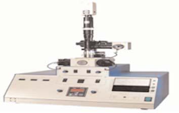 Está dotada de máquinas que permiten dende o corte, pulido e desbastado de materiais industriais, ata a realización de cortes ultrafinos (20-70 nm) de mostras biolóxicas, pasando previamente pola súa