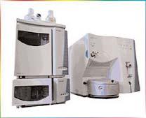Cromatografía de Líquidos de Alta Resolución con detector de Espectrometría de Masas Tripla Cuadrupolo (HPLC/MS/MS) A cromatografía de líquidos con detector de espectrometría de masas (HPLC-MS) está