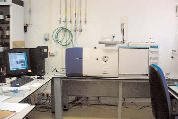 Características Técnicas Espectrómetro de Masas Hewlett- Packard 5989 A Compoñentes: - Cromatógrafo de gases Hewlett- Packard 5890 Iiplus - Inxector Split/Splitless -