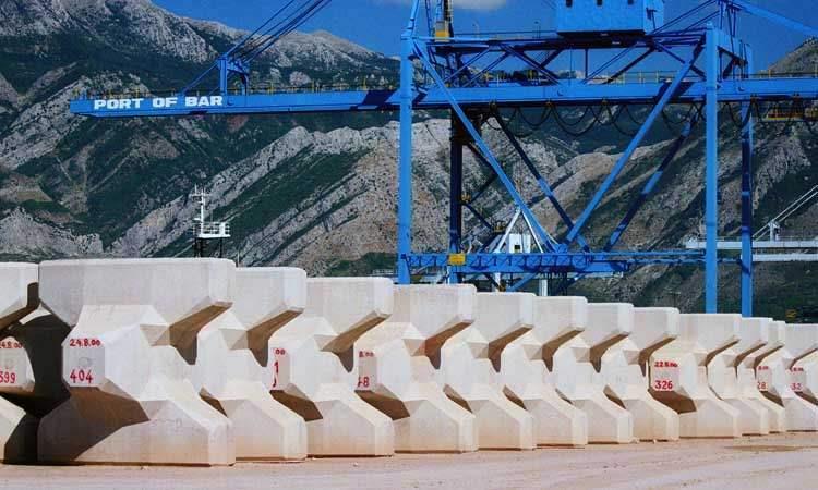 Για την αποφυγή ενδεχομένης διείσδυσης των φυσικών ογκολίθων εντός των επιφανειακών χαλαρών στρώσεων του πυθμένα όπως στην περίπτωση του ανατολικού μικρού κόλπου (εικόνα 19)προβλέπεται διάστρωση μη