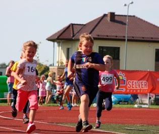 Nemad on esimesed startijad Peetri lastejooksul, kus kõige noorem vanuserühm on üheaastased. Mõned minutit peale ajakavas ettenähtud kell 10.