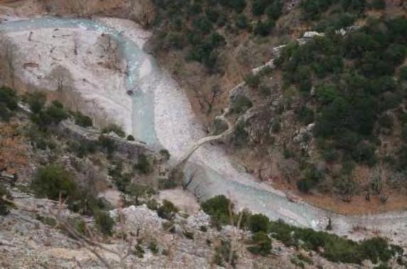 3. Η γέφυρα Τριζώλου Επιπλέον των δύο γεφυρών των οποίων η αυτοψία ζητήθηκε από την Υπηρεσία μας, μπορέσαμε να διακρίνουμε από μεγάλη απόσταση μία τρίτη γέφυρα, το «Γεφύρι Τριζώλου», το οποίο μας