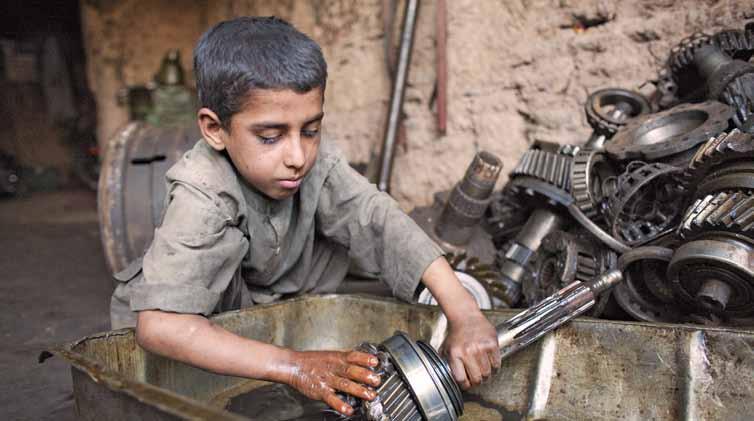 UNICEF/NYHQ/Shehzad Noorani صبي يعمل يف ور شة ميكانيكية يف هريات باأفغان ستان. ÉØWC Gل ádéªy حتى يف غياب حالت الجتار ف إان الكثري من الأطفال ي ضطرون إالى العمل من أاج ل البقاء على قيد احلياة.