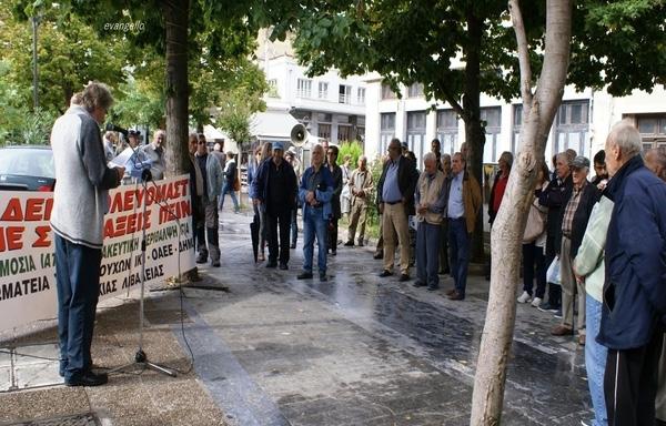 ξεσηκωμό των συνταξιούχων ενάντια στο νόμο Κατρούγκαλου. Τα εν λόγω μέτρα χαρακτηρίζουν οι συνταξιούχοι πως «Είναι τόσο επώδυνα που θα μας αφαιρέσουν από δύο έως τρεις συντάξεις το χρόνο».