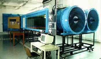 Πρόκειται για ένα τούνελ στο οποίο εισέρχεται το μοντέλο του υπό μελέτη κτιρίου υπό κλίμακα, και με βάση την ταχύτατη και την ροή του πραγματικού ανέμου στην περιοχή,