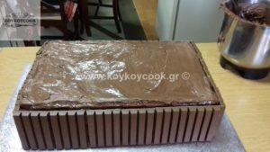 Συνεχίστε με το τρίτο παντεσπάνι ( εδώ θα στρώσετε κρέμα σοκολάτα).