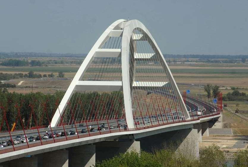 REALIZOVANÉ MOSTY Pentele Bridge (Maďarsko) Dĺžka celého mosta je 1682 m s hlavným