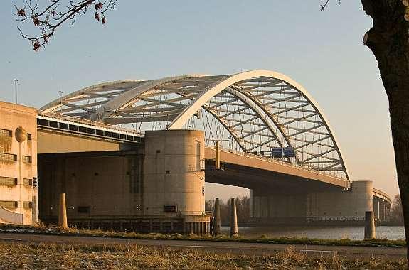 REALIZOVANÉ MOSTY Van Brienenoord Bridge v Rotterdame (Holansko) prevádza diaľnicu s intenzitou dopravy 250 000 vozidiel denne ponad rieku Nieuwe Maasvzopätie hlavné