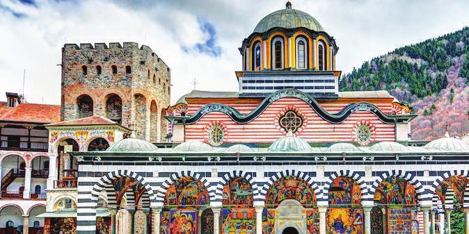 Προαιρετικό γεύμα σε παραδοσιακή ταβέρνα. Συνεχίζοντας, φθάνουμε το απόγευμα στην Πρωτεύουσα της Βουλγαρίας, την Σόφια. Τακτοποίηση στο ξενοδοχείο της επιλογής σας και ελεύθερος χρόνος.