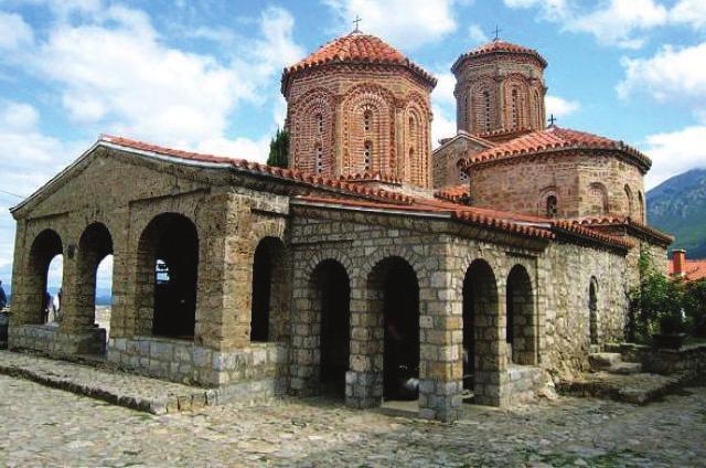 Σύντομη στάση στην αγορά της πόλης και μέσω Ρέσνας, συνεχίζουμε για την γραφική πόλη της Οχρίδας. Άφιξη το απόγευμα και τακτοποίηση στο ξενοδοχείο. Χρόνος ελεύθερος δείπνο και διανυκτέρευση.