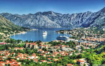 Άφιξη στα σύνορα, έλεγχος διαβατηρίων και διέλευση των συνόρων.