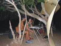 έτσι, µετά από µεγάλη προσπάθεια, φέραµε το δίπολο των 20 µέτρων 1 προς 1 σε στάσιµα ενώ µε το tuner της MFJ κατεβάσαµε και τα στάσιµα στα 40 µέτρα Το ύψος του balun : µόλις στα 6 µέτρα.