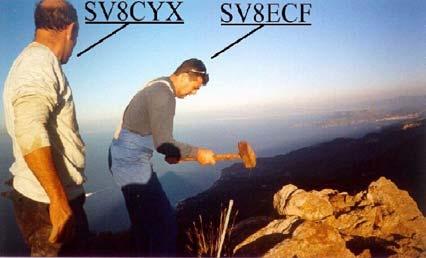 ΑΓΙΑΝΙΩΤΑΚΗΣ Ιωάννης SV8IIF : Χατζηιακόβου Νικόλαος Τριανταφύλλου Εµµανουήλ Μαλιούφας Ευαγγελος Μετά από αρκετή αναζήτηση ΝΕΑΣ ΚΑΤΑΛΛΗΛΗΣ κορυφής για την εγκατάσταση αναµεταδότη που θα εξυπηρετούσε