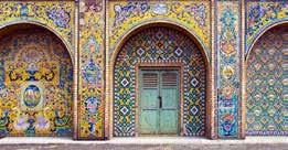 Χρόνος για βόλτα στο τοπικό κλειστό παζάρι με τα κεντήματα και τα λαμπερά χρυσαφικά. Στη συνέχεια θα αναχωρήσουμε για το Ισφαχάν, το καλλιτεχνικό θησαυροφυλάκιο του Ιράν.