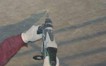 ) Împâslitura din fibră de sticlă de culoare albă asigură un finisaj estetic şi poate fi vopsită corespunzător. Plăcile se vor fixa în dibluri metalice cu rozetă.