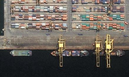 Informatia geometrica si contextuala (2) Aceasta este o imagine produsa de IKONOS a unui port de containere, pusa in evidenta de prezenta vapoarelor, macaralelor