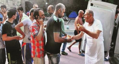 ΔΙΑΚΡΙΣΗ ΕΛΛΗΝΑ ΑΡΤΟΠΟΙΟΥ ΒΡΑΒΕΙΟ ΜΕ Γ ΘΕΜΑ ΕΝΟΤΗΤΑ: ΜΕΤΑΝΑΣΤΕΥΣΗ ΠΑΡΑΡΤΗΜΑ Γιατί βοηθάει τους πρόσφυγες; Η απάντησή του είναι αφοπλιστική: μικρά παιδιά από τη Συρία ή το Αφγανιστάν δείχνουν με τα