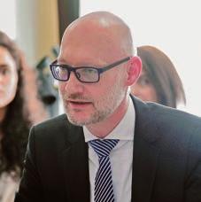 Η ΕΛΛΗΝΙΚΗ ΔΙΑΧΕΙΡΙΣΗ ΚΑΙ ΕΜΠΕΙΡΙΑ Wolf Plesmann Αναπληρωτής Εντεταλμένος για Στέγαση και Υποστήριξη Προσφύγων, Γερουσία Ομοσπονδιακού Κρατιδίου του Βερολίνου «Η πρόκληση είναι να μη χτίσουμε γκέτο,