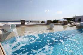 Διαμερίσματα - Bungalows (ισόγεια), διαμορφωμένα σε ένα συγκρότημα τυπικών κυκλαδίτικων κτιρίων, εξοπλισμένα επιπλέον των standαrd παροχών με κουζινάκι και τετράγωνη βεράντα.