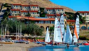 ΔΙΑΜΟΝΗ: 134 πολυτελή δωμάτια - bungalows απλωμένα στη πλαγιά ενός λόφου με θέα στον κόλπο του Πλατύ και στο βάθος το Άγιο Όρος.