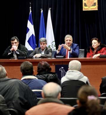 14 ATTIKO BHMA δημοτικά Παρασκευή 5 Ιανουαρίου 2018 ΔΗΜΟΣ ΚΗΦΙΣΙΑΣ Εθιμοτυπική προσφορά δώρων στον Τροχονόμο Κηφισιάς Το παραδοσιακό «βαρέλι» του τροχονόμου κόσμησε την Κυριακή 31 Δεκεμβρίου την
