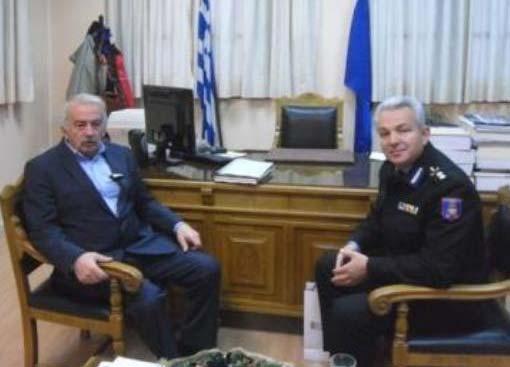 Γιώργο Θωμάκο να προσφέρουν στον τροχονόμο τα καθιερωμένα δώρα μαζί με τις ευχές τους για υγεία, ασφάλεια και προσφορά στην κοινωνία.