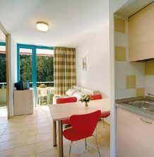 terasa Dubrovnik Studio - 24 m² - 2 studio apartmana, svaki s 1 kupaonicom, 1 spavaêom sobom, malom kuhinjom, posebnim ulazom i natkrivenom terasom. Samo u kampu Solitudo.