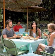 T +385 20 448 686 F +385 20 448 688 Mir i tiπina u blizini mnogobrojnih aktivnosti Jedini kamp u Dubrovniku mediteranska je oaza smjeπtena na samo 10 minuta voænje od uæurbanog Starog Grada opasanog