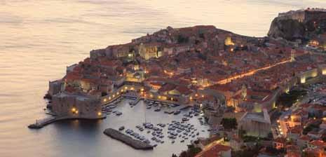 Stari grad je pod UNESCO-vom zaπtitom, Ëime mu je priznata svjetska vaænost. Dubrovnik kao da je virtualno ostao u povijesti, nepromijenjen joπ od 13. stoljeêa.