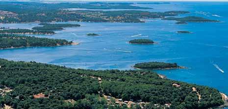 Vaπe najbolje kampiranje na Jadranu kampiranje na jadranu Svi naπi kampovi smjeπteni su u nevjerojatnom obalnom okruæenju obojanom prekrasnom mediteransko zelenom bojom borova i