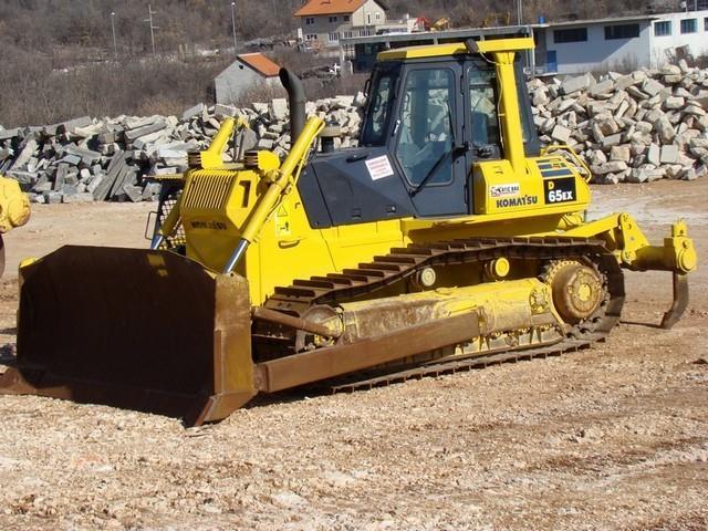 - buldoţeri Komatsu od 30 do 50 t ( Slika2.7 ) - snaga 69,2 KW - godina proizvodnje 2007. - zapremina 3 m 3 - preďeno 6499 h - 1500 sati rada Slika 2.7 buldoţer Komatsu (http://www.katicbau.