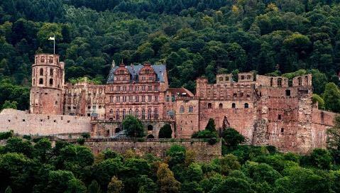 ΛΙΓΑ ΛΟΓΙΑ ΓΙΑ ΤΟ ΤΑΞΙΔΙ Ρομαντικές πόλεις, μεσαιωνικά κάστρα και παλάτια είναι το άλλο πρόσωπο της Γερμανίας που ξέρουμε.
