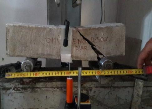 Η φόρτιση έγινε σε δύο σημεία της δοκού συμμετρικά, ενώ για τη μέτρηση των παραμορφώσεων τοποθετήθηκαν κεντρικά δύο LVDT με ακρίβεια χιλιοστού και εκατοστού του χιλιοστού αντίστοιχα, στην μπροστινή