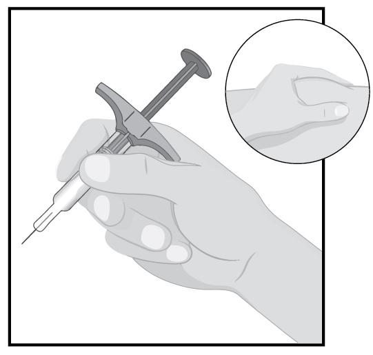 Este normal să vedeți o picătură de lichid la capătul acului PASUL 6 Țineți corpul seringii preumplute într-o singură mână, între degetul mare și arătător, ca pe un